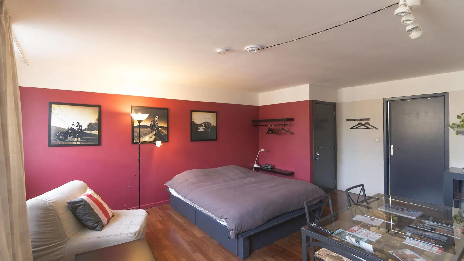 Because The Night City Lodge Antwerp Bed & Breakfast